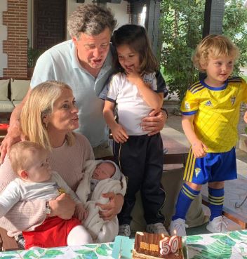 Maite Iglesias with her husband Jose Maria Fernandez and grandchildren on her 50th birthday